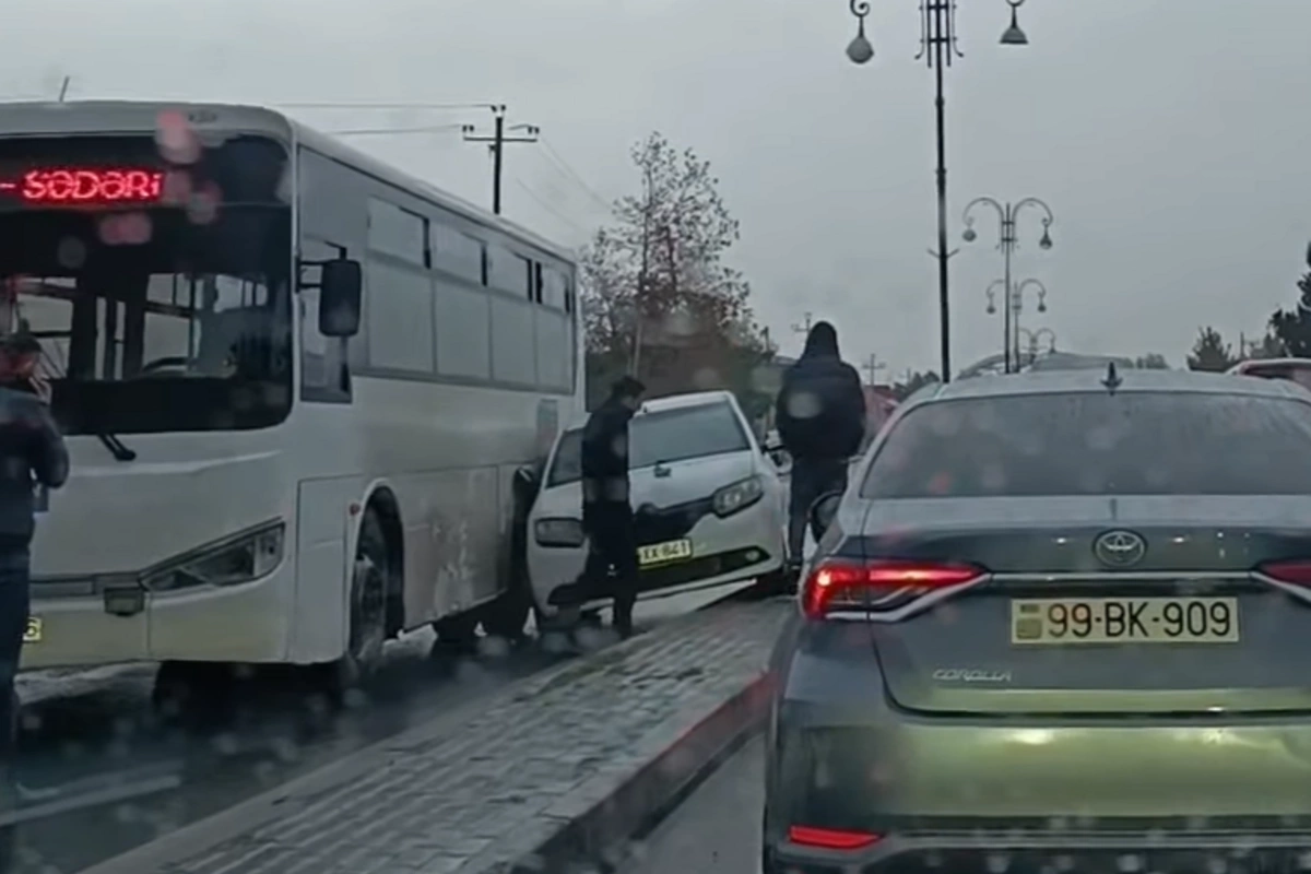 Xırdalanda avtobus minik avtomobili ilə TOQQUŞDU