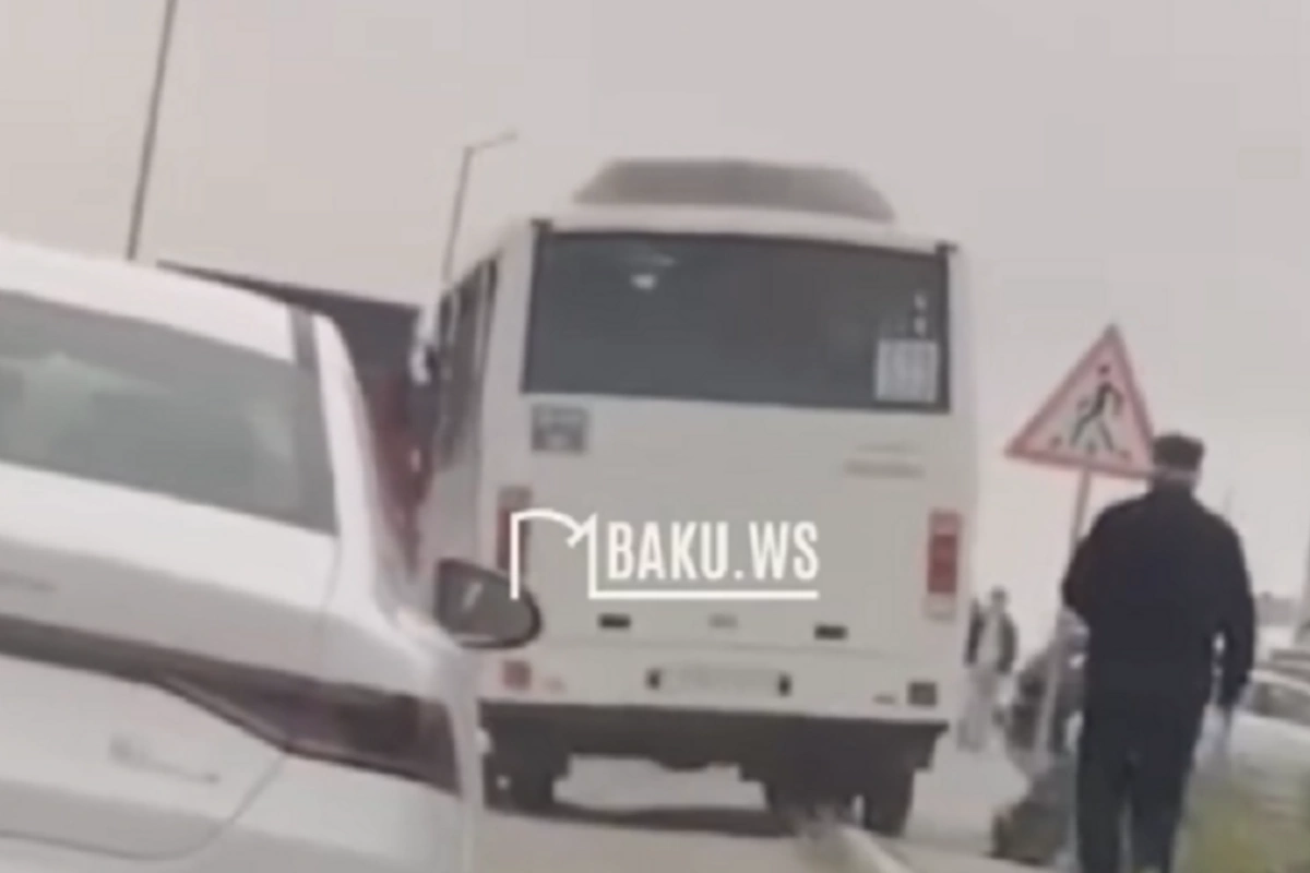Xırdalanda avtobus səki ilə hərəkət etdi