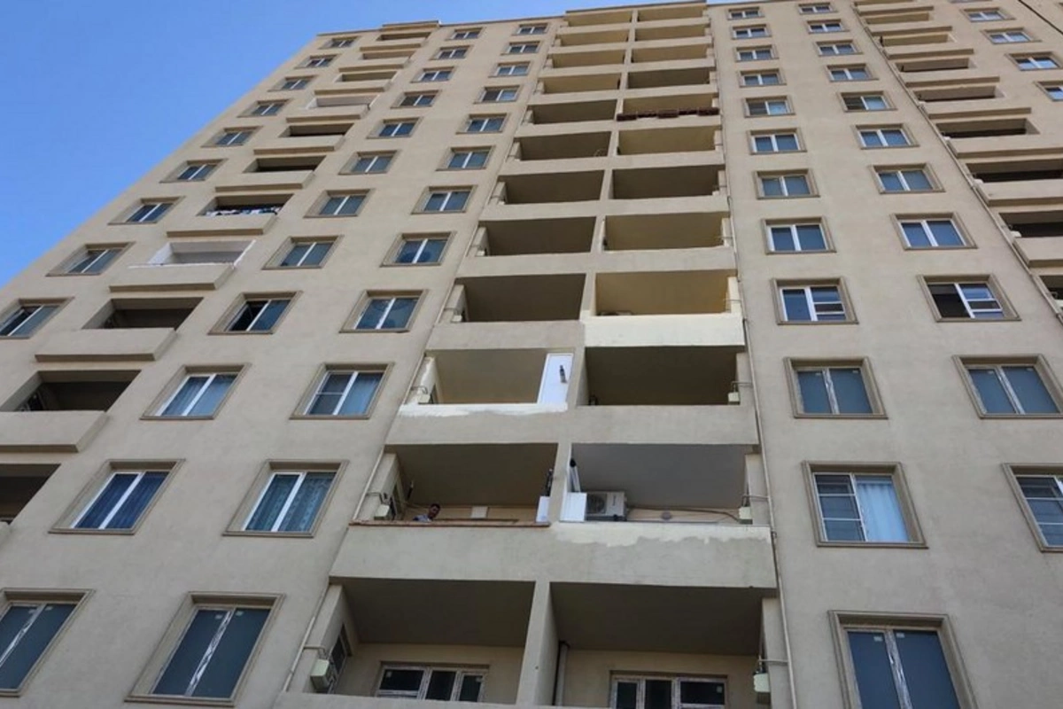 Xırdalanda fəhlə binadan yıxılaraq ölüb