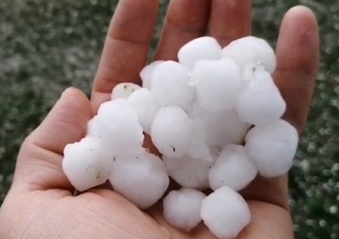 Xınalığa dolu düşüb