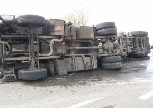 Xocalıda yük avtomobili aşıb, iki nəfər ölüb