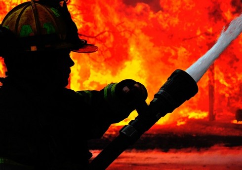 Xırdalanda çoxmərtəbəli yaşayış binası yanır