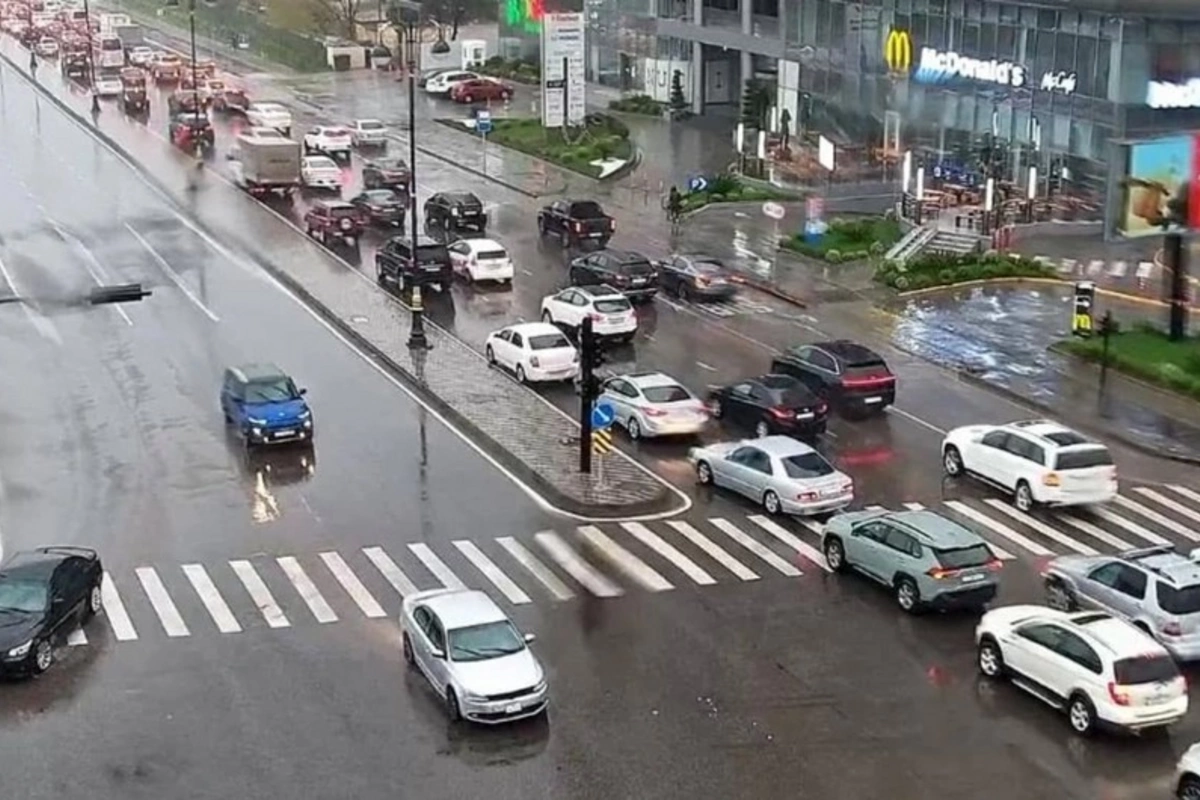 Yağışlı Bakının bir sıra yollarında tıxac var