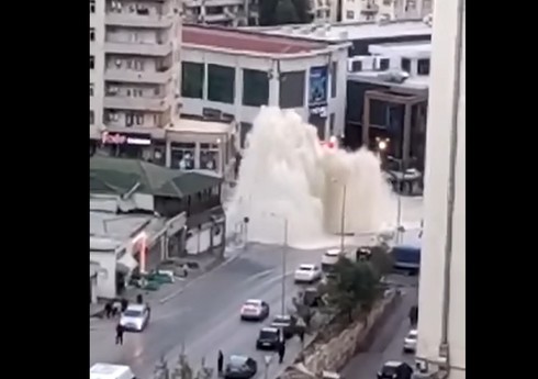 Yasamalda su borusu partlayıb, ətrafı su basıb - VİDEO