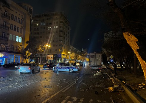 Yasamalda yük avtomobilinin ağaca dəyməsi nəticəsində sıxlıq yaranıb