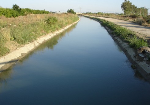 Yevlaxda avtomobil kanala düşüb, 1 nəfər batıb