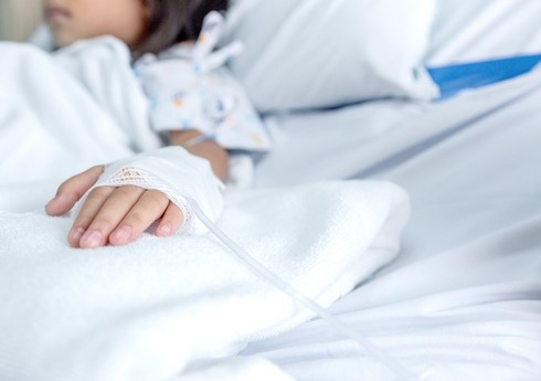 Yevlaxda avtomobil maneəyə çırpılıb, ana və qızı xəsarət alıb