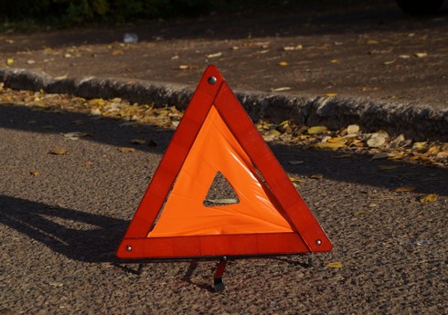 Yevlaxda avtomobil piyadanı vuraraq öldürüb 