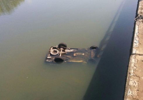 Yevlaxda avtomobil su kanalına düşüb, ölən var