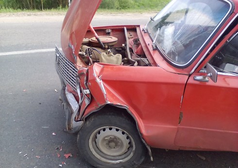 Yevlaxda iki avtomobil toqquşub, xəsarət alanlar var