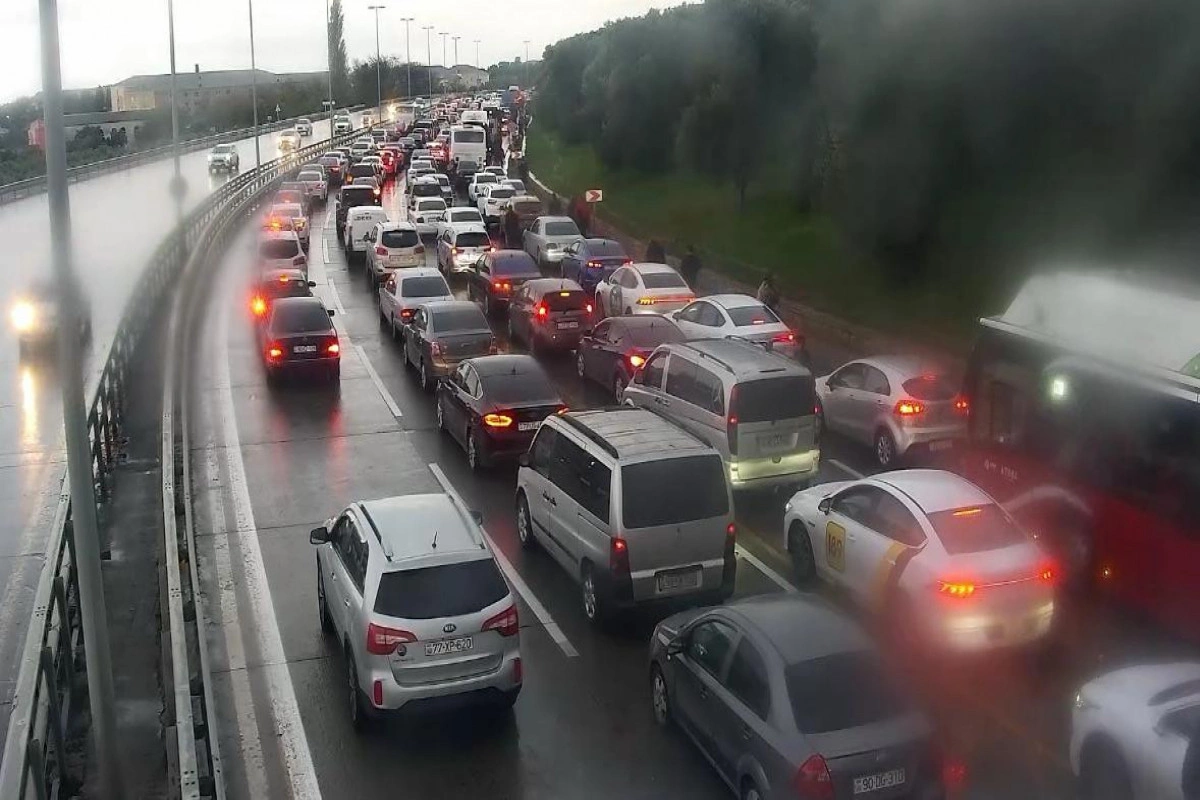 Yük avtomobili yolda qalaraq tıxac yaratdı Yük avtomobili yolda qalaraq tıxac yaratdı