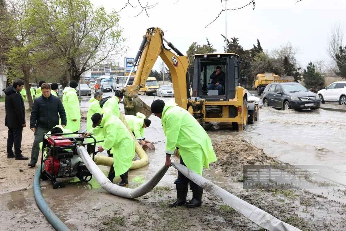 Zabratda yağışın fəsadları aradan qaldırılır