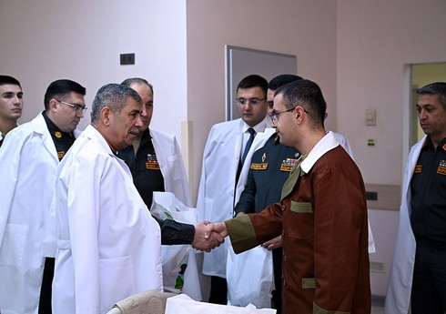 Zakir Həsənov Baş Klinik Hospitalda müalicə olunan hərbçilərlə görüşüb