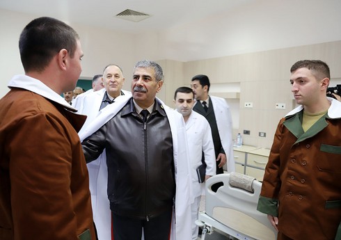 Zakir Həsənov hospitalda müalicə olunan hərbçilərlə görüşüb