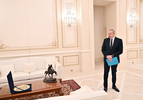 Əziz Əliyevin vaxtilə iş otağında olan heykəltəraşlıq əsəri Azərbaycan Prezidentinə təqdim edilib