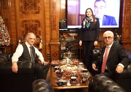 Diaspor rəhbəri ölkə prezidentini qarşıladı Diaspor rəhbəri ölkə prezidentini qarşıladı