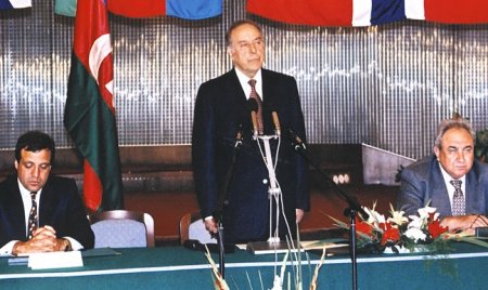 Heydər Əliyevin anım günüdür